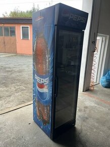 Prosklená lednice pepsi