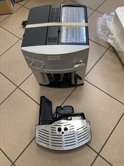 DeLonghi Magnifica ESAM 3200.S - chvilku používaný