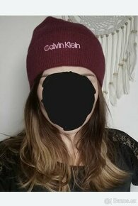 Vínová čepice Calvin Klein