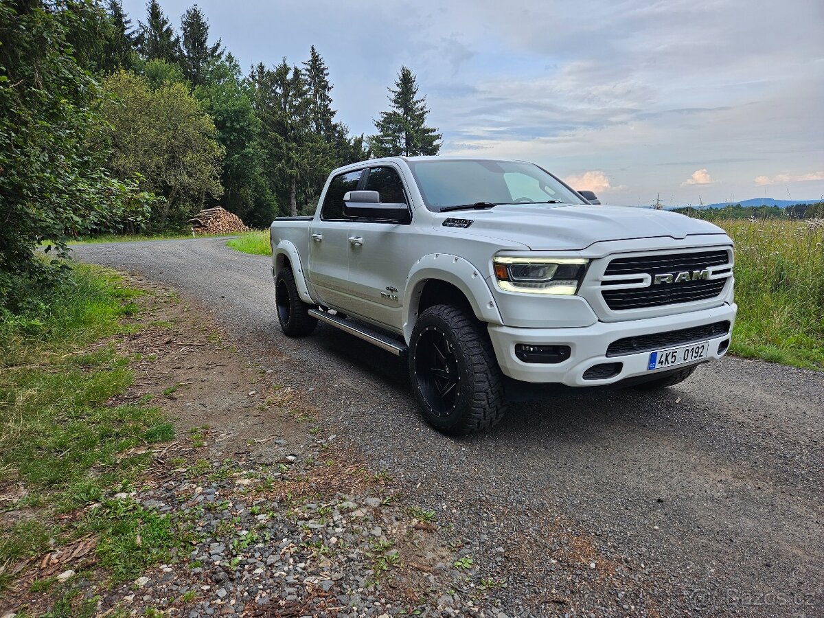 Dodge Ram CREW CAB 5.7 HEMI 4X4 -