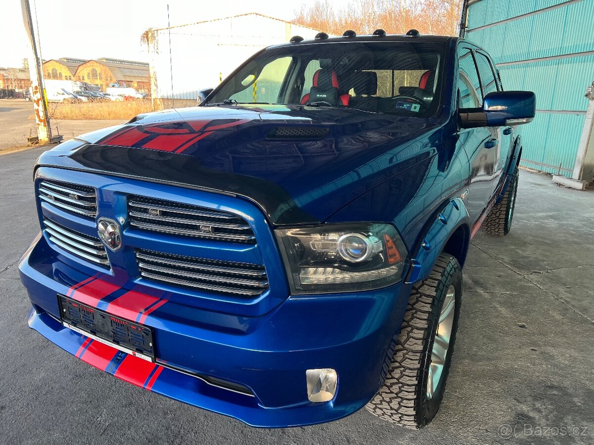 DODGE RAM 5.7 HEMI   4X4 model roku 2015