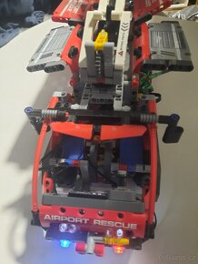 Lego Technic letištní hasičské auto - 2