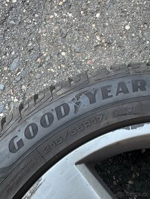 Zimní pneumatiky 4x GoodYear 215/55/R17 98V + disky 7Jx17 - 2