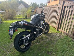 Yamaha MT01,1670 cm3,66 kw,90 koní - 2