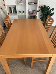 Slušně velký a cenově dostupný dřevěný stůl. - 2