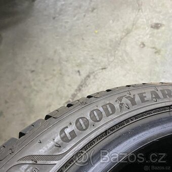 Zimní pneu 225/40 R19 93W Goodyear 7mm - 2