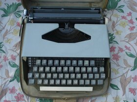 Kufřík. psací stroj - 2