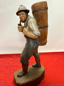 Stará dřevěná socha muž s fajfkou a nůší 35cm Rakousko - 2