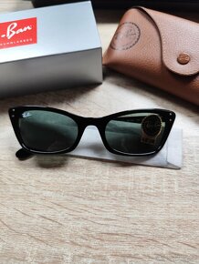 Ikonické Lady Burbank, Ray-Ban brýle - 2