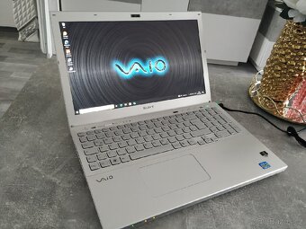 Sony Vaio SVS1511L3ES - 2