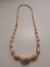 Náhrdelník s perlami vyrobenými z ulity Cypraecassis rufa - 2