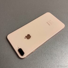 iPhone 8 Plus 64GB gold, pěkný stav, 12 měsíců záruka - 2