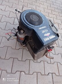 Motor do zahradního traktůrku Briggs Stratton - 2