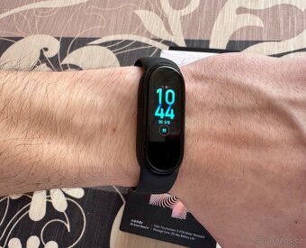 Chytrý náramek Xiaomi Mi Band 4- pěkný, krabička. - 2