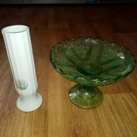 Prodám staré sklo,bílá váza DUX a zelený nástolec lesní sklo - 2