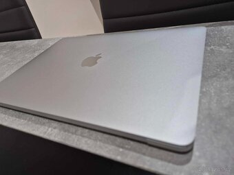 Apple Macbook Air M1 2020 silver - jako nový - 2