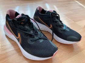 Běžecké boty dámské Nike Renew Run růžové - 2