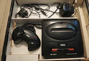 Sega Megadrive II s krabicí - 2