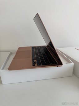 MacBook Air M1 2020 8Gb 256Gb Rose Gold Top stav 99% - 2