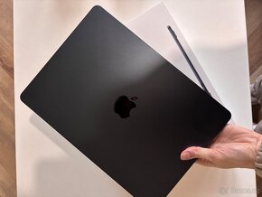 MacBook Air 13.6” (2022) - 8 GB RAM, 512 GB SSD, téměř nový - 2