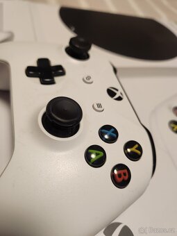 Xbox One S - 500 GB a ovladač - 2