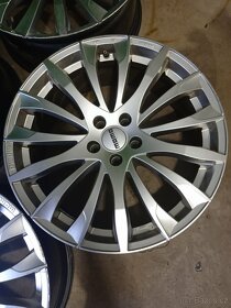 Zavodni alu 19" MOMO 5x108 - 2