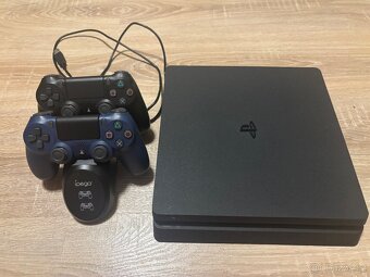 PS4 Slim 500GB, dva ovladače a dokovací stanice - 2