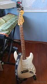 FENDER STRATOCASTER - 2