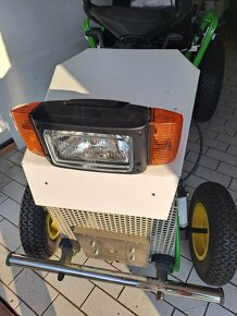 Prodám ELEKTRICKÝ zahradní traktůrek -Peg John Deere - 2