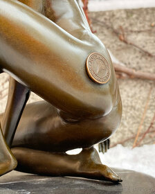 Erotická bronzová socha - Nahá dívka sedící žena - 2