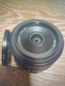 objektiv Nikon Z 28mm F2.8 včetně obou krytek - 2