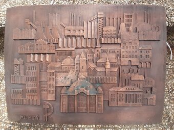 Plzeň plastika bronz 1973, signováno, rozměry 65 x 47 cm - 2