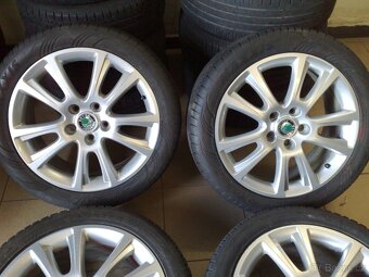alu kola 5x112 r17 original škoda 225/45/17 - 2