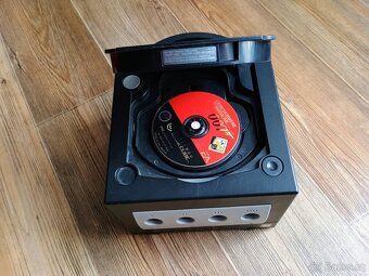 Nintendo Gamecube se třemi ovladači a hrou 007 - 2