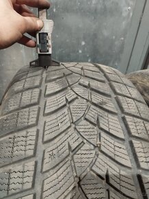 255/55 R18 109 H Goodyear ultragrip SUV zimní 6mm - 2