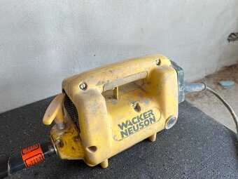 Wacker neuson ponorny vibrator - 2