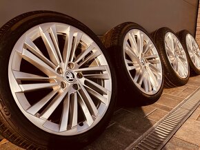 Originál sada Škoda Superb s pneu 235/40 r19 Barum - 2