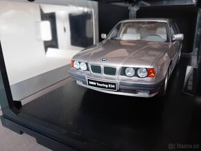 BMW (E34) 5-Series Touring a GAZ 13 Čajka 1959  1:18 Triple9 - 2