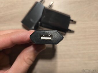 Univerzální nabíječka s USB 5W / 1 A černá nová - 2