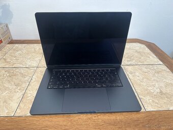 15" Apple MacBook Air M2 - 256 GB, vesmírně černý - 2