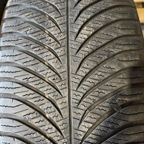 Zimní pneu 215/55 R18 95T Goodyear 5,5mm - 2