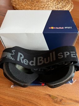 Nove Red Bull bryle s krabickou - 2