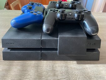 PS4, 2TB disk, 3 ovladače, nabíjecí stanice,Lego Jurský Svět - 2