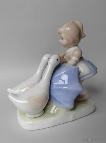 Krásná porcelánová figurka - malá dívce se 2 husami - 2