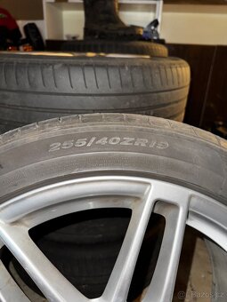 255/40 R19 - 2