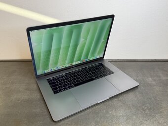 Macbook Pro 15" 2019 / I9 / 16GB / 512GB / Space gray - 2