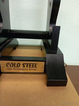 stojánek na katany Cold Steel - na tři katany, PC 2.000 Kč - 2