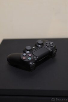 Prodám PlayStation 4 Pro 1TB s příslušenstvím - 2