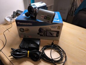 V top stavu kameru Panasonic SDR-H80 v kompletu. - 2