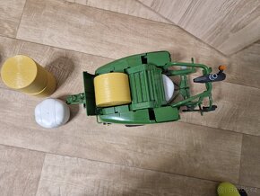 John Deere balíkovač s obalovačem – Bruder 02032 - 2